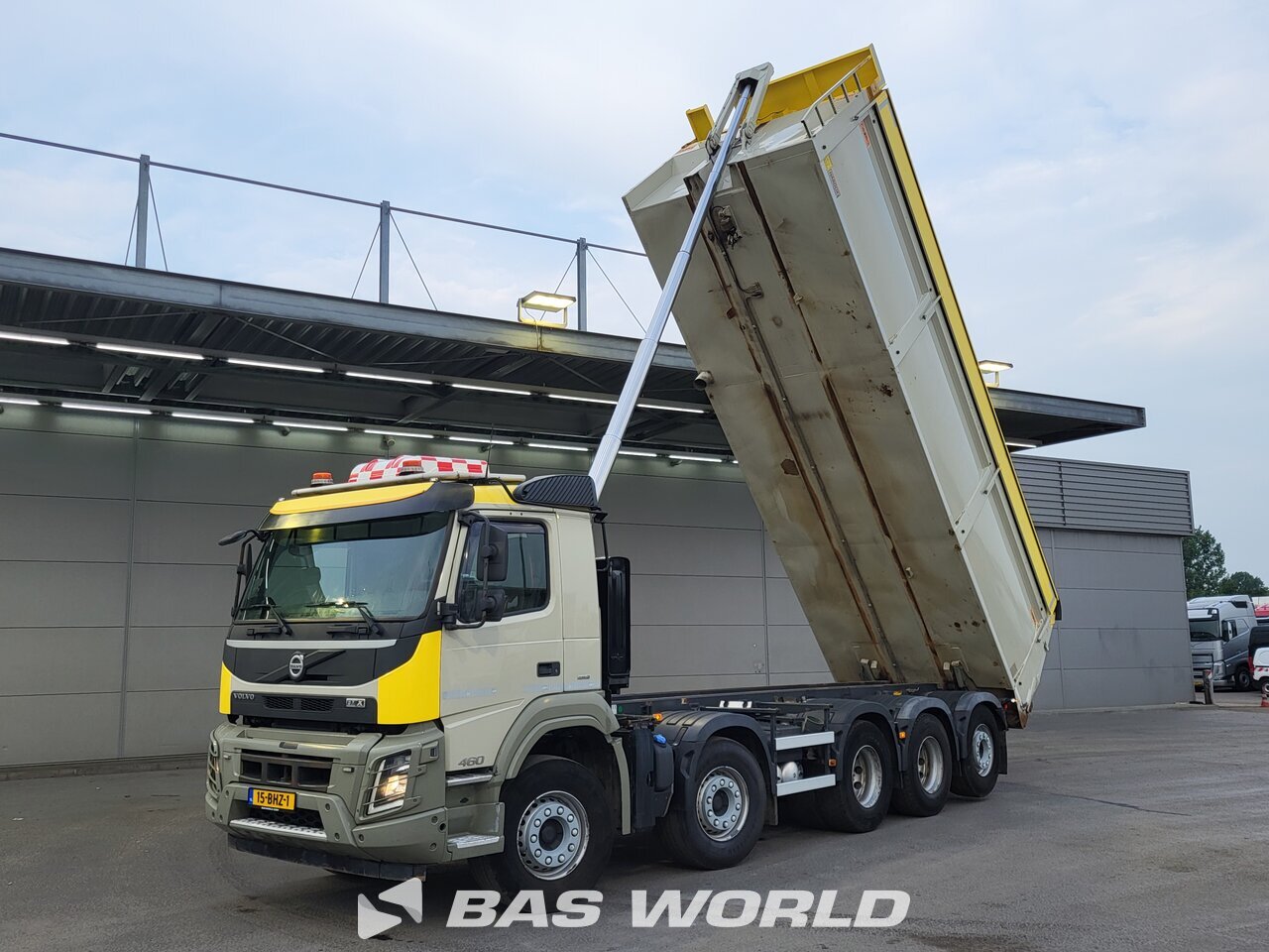 Front left : Volvo FMX 460 10X4 AJK Camion Benne