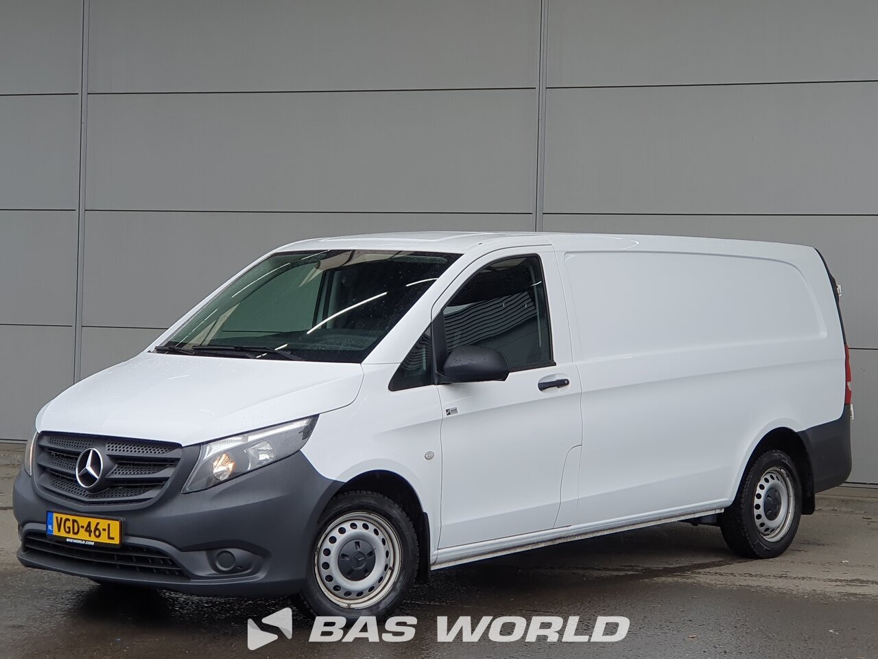 Front left : Mercedes Vito 110 Fourgons utilitaires