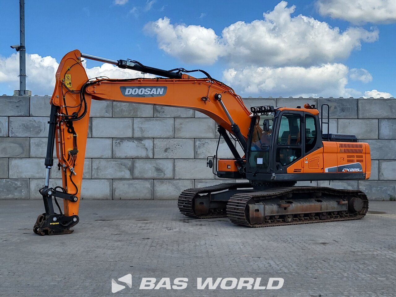 Front left : Doosan DX225 LC-5 Pelle sur chenilles