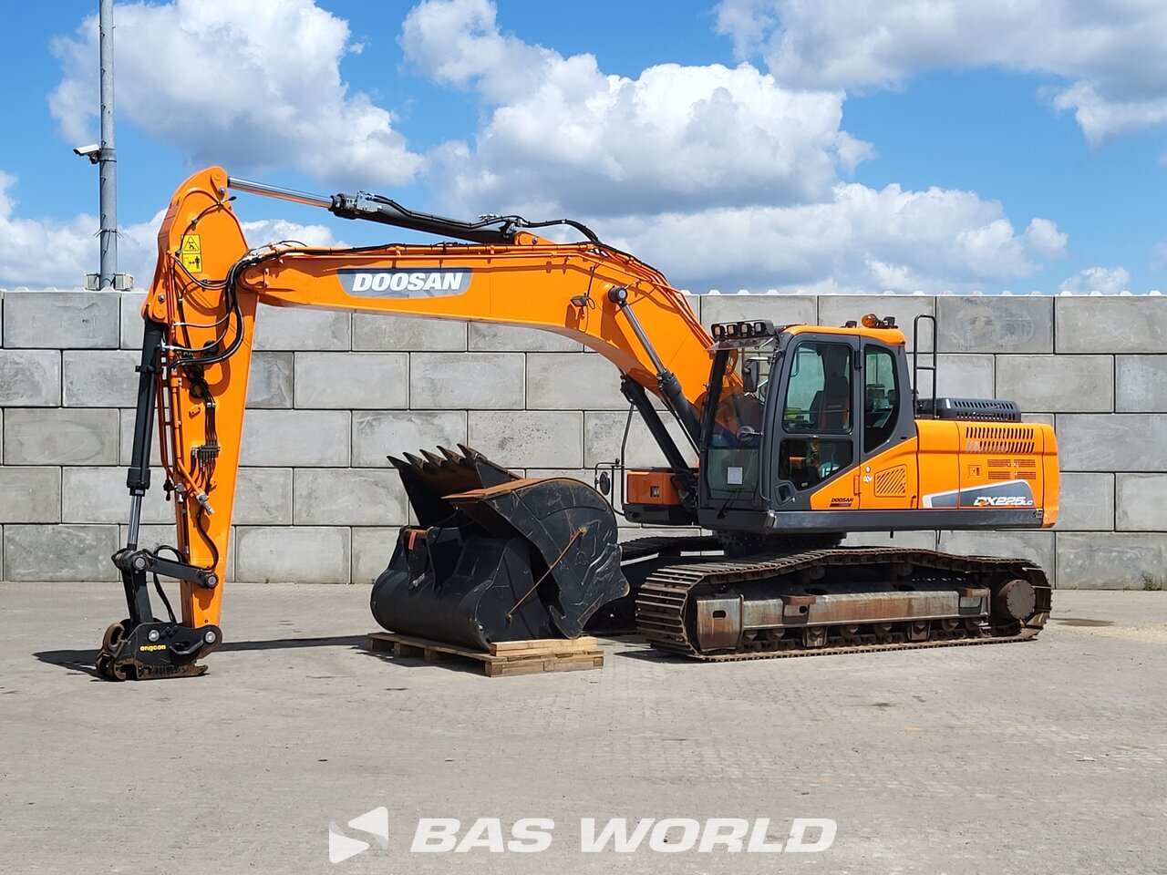 Front left : Doosan DX225 LC-5 Pelle sur chenilles