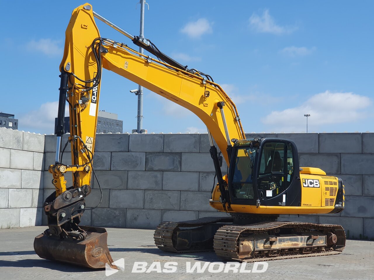 Front left : JCB JS210 Pelle sur chenilles