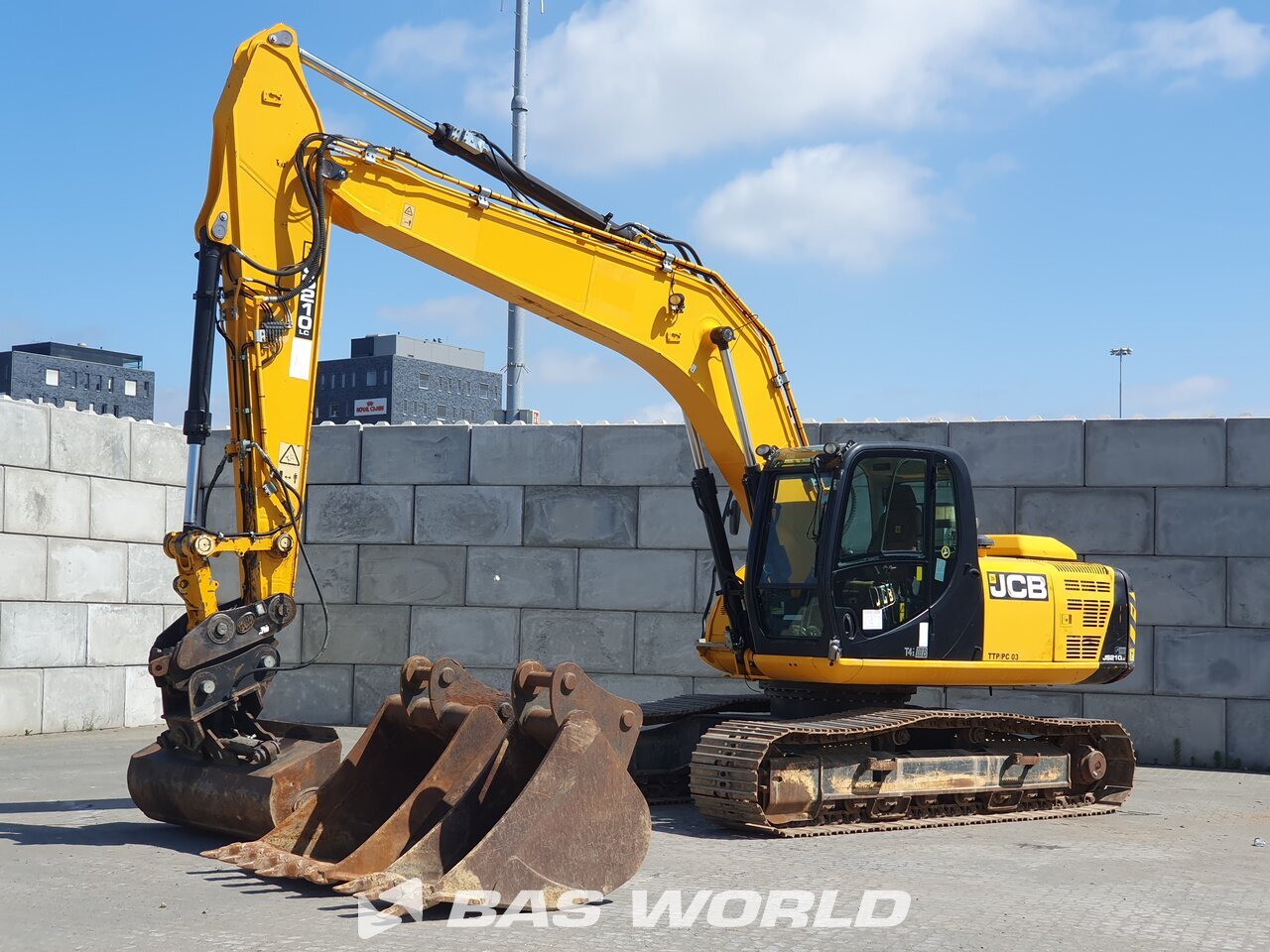 Front left : JCB JS210 Pelle sur chenilles