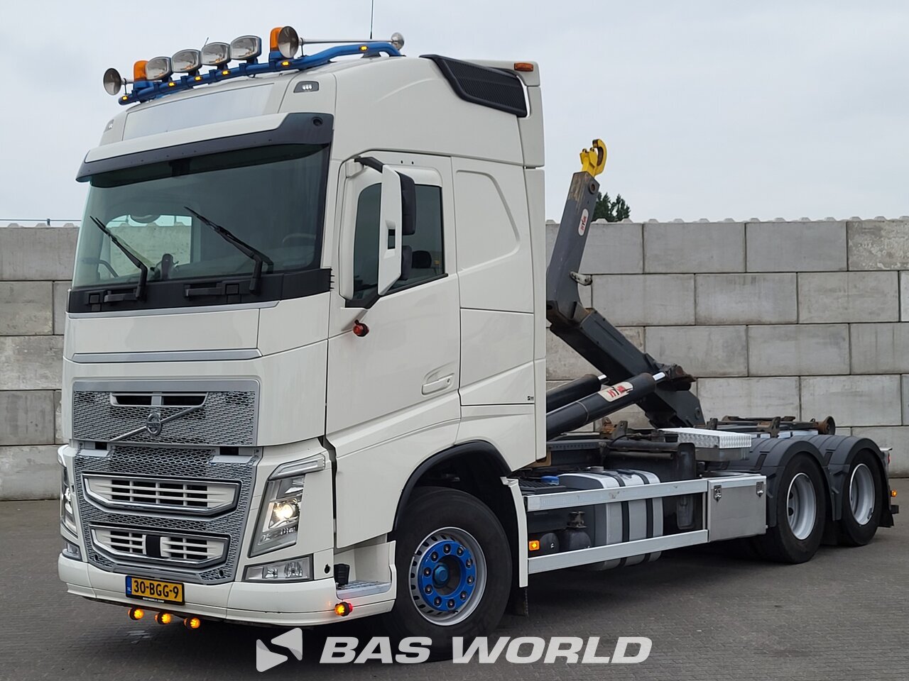 Front left : Volvo FH 540 6X2 HYVA LIFT 26.60-S camion à bras