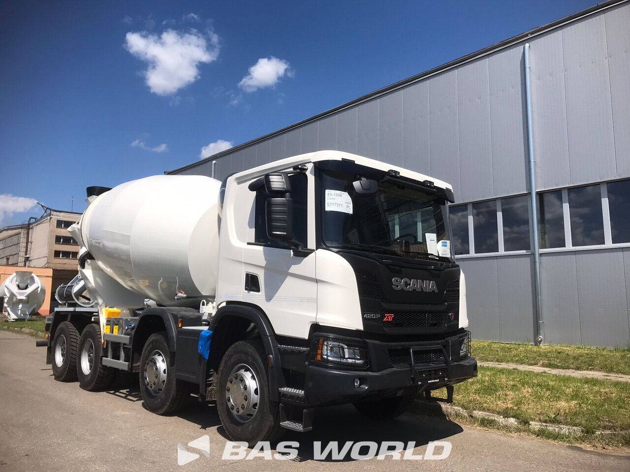 Front left : Scania P420 XT 8X4 FML 10 Camion malaxeur béton