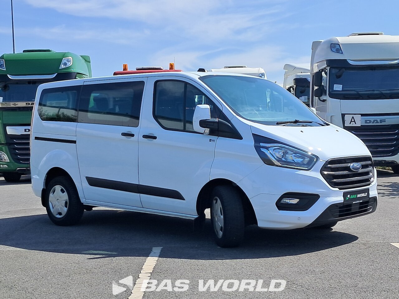Front right : Ford Transit 105pk Passenger Transport/Minibus