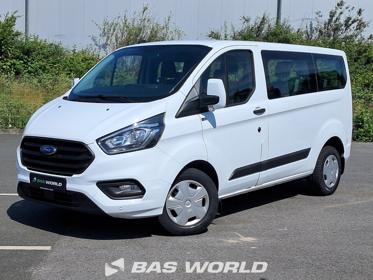 Front left : Ford Transit 105pk Passenger Transport/Minibus