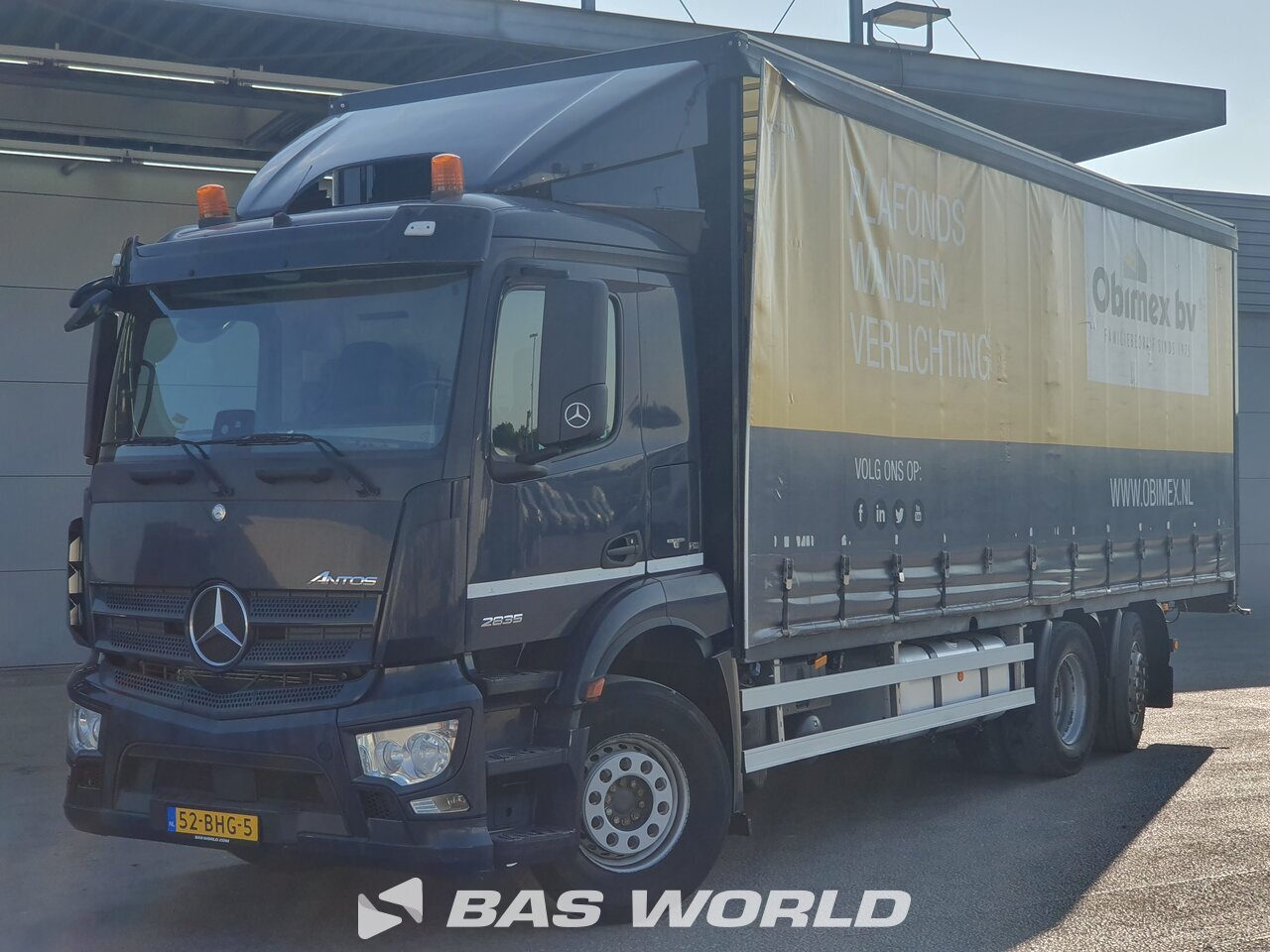 Front left : Mercedes Antos 2835 6X2 Wema Carrosserie Camion rideaux coulissants