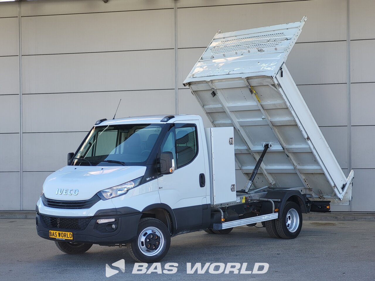 Front left : Iveco Daily 35C14 Ouvert