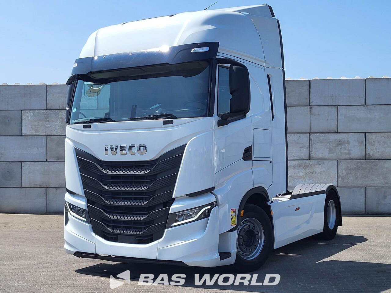 Front left : Iveco S-Way 490 4X2 Tracteur routier