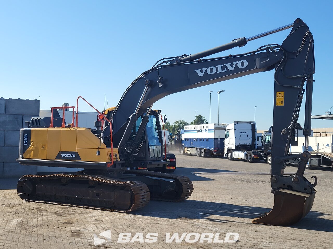 Other : Volvo EC220 E L Pelle sur chenilles