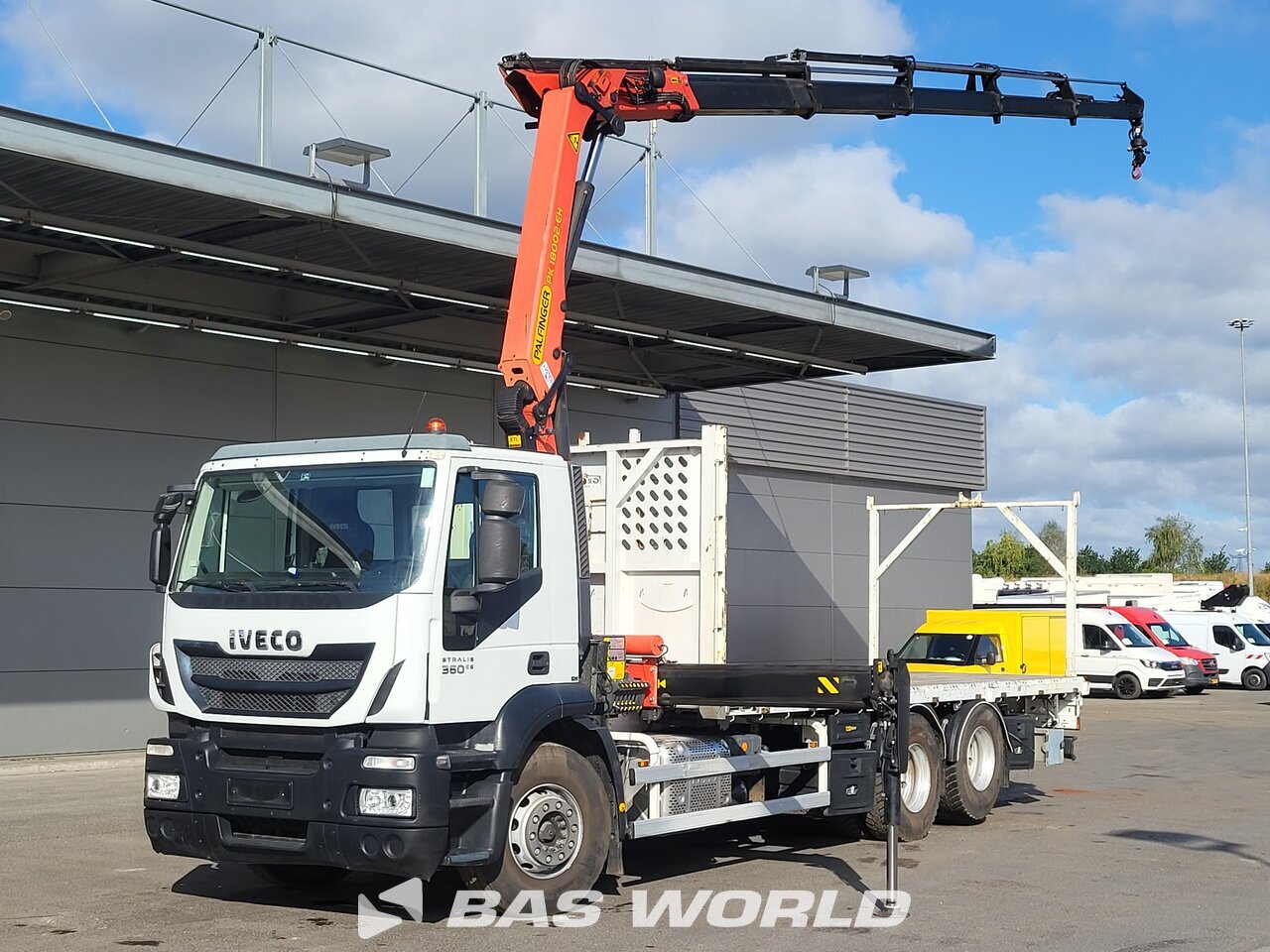 Front left : Iveco Stralis 360 6X2 Gromy Camion plateaux