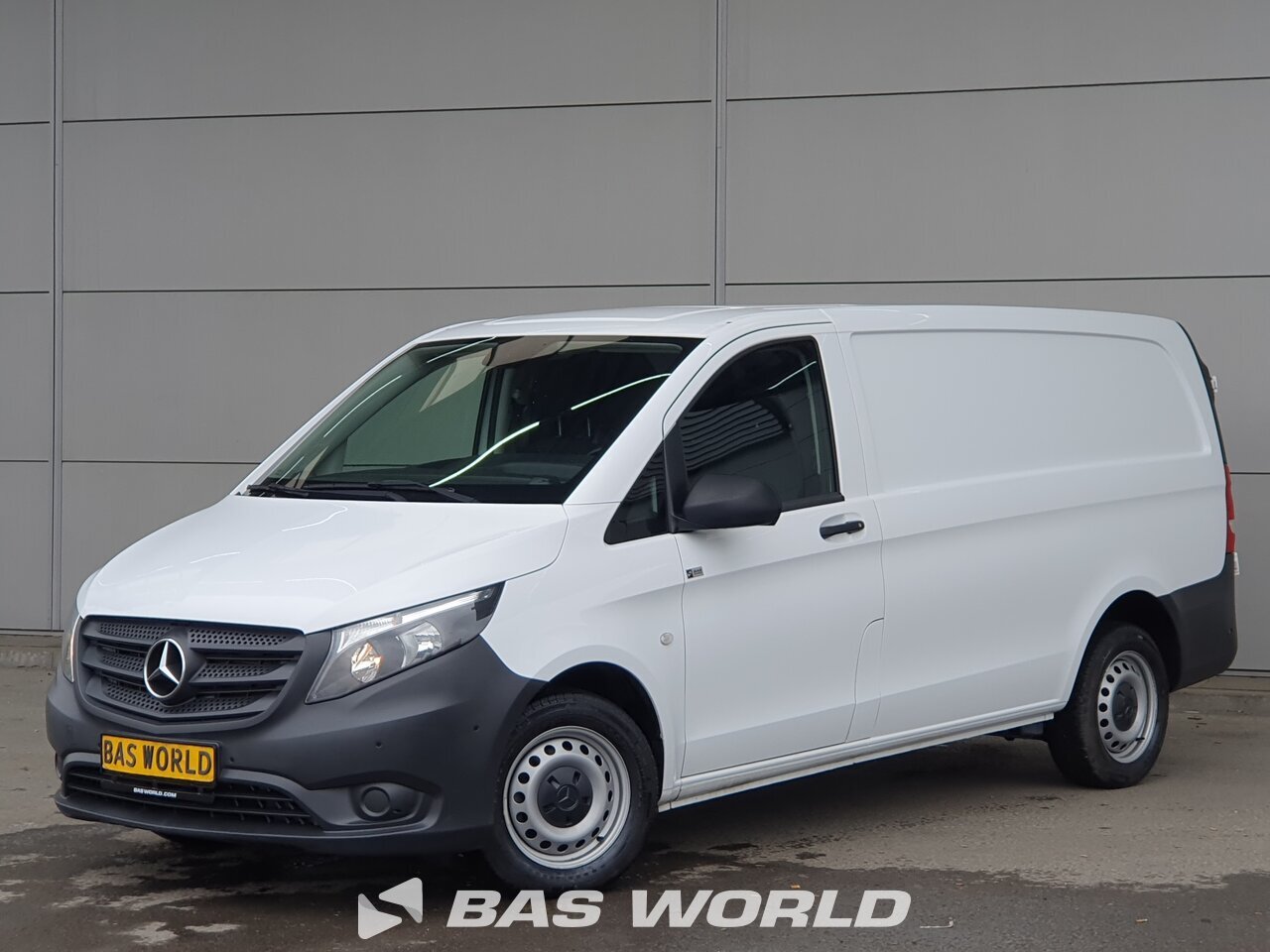 Front left : Mercedes Vito 110 Fourgons utilitaires