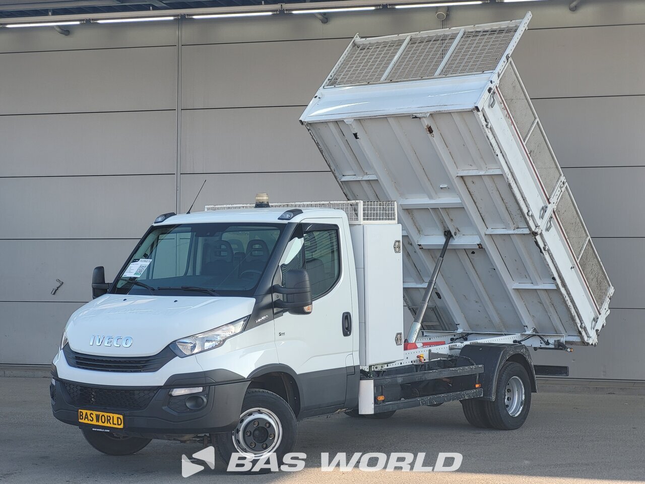 Front left : Iveco Daily 72C18 Benne