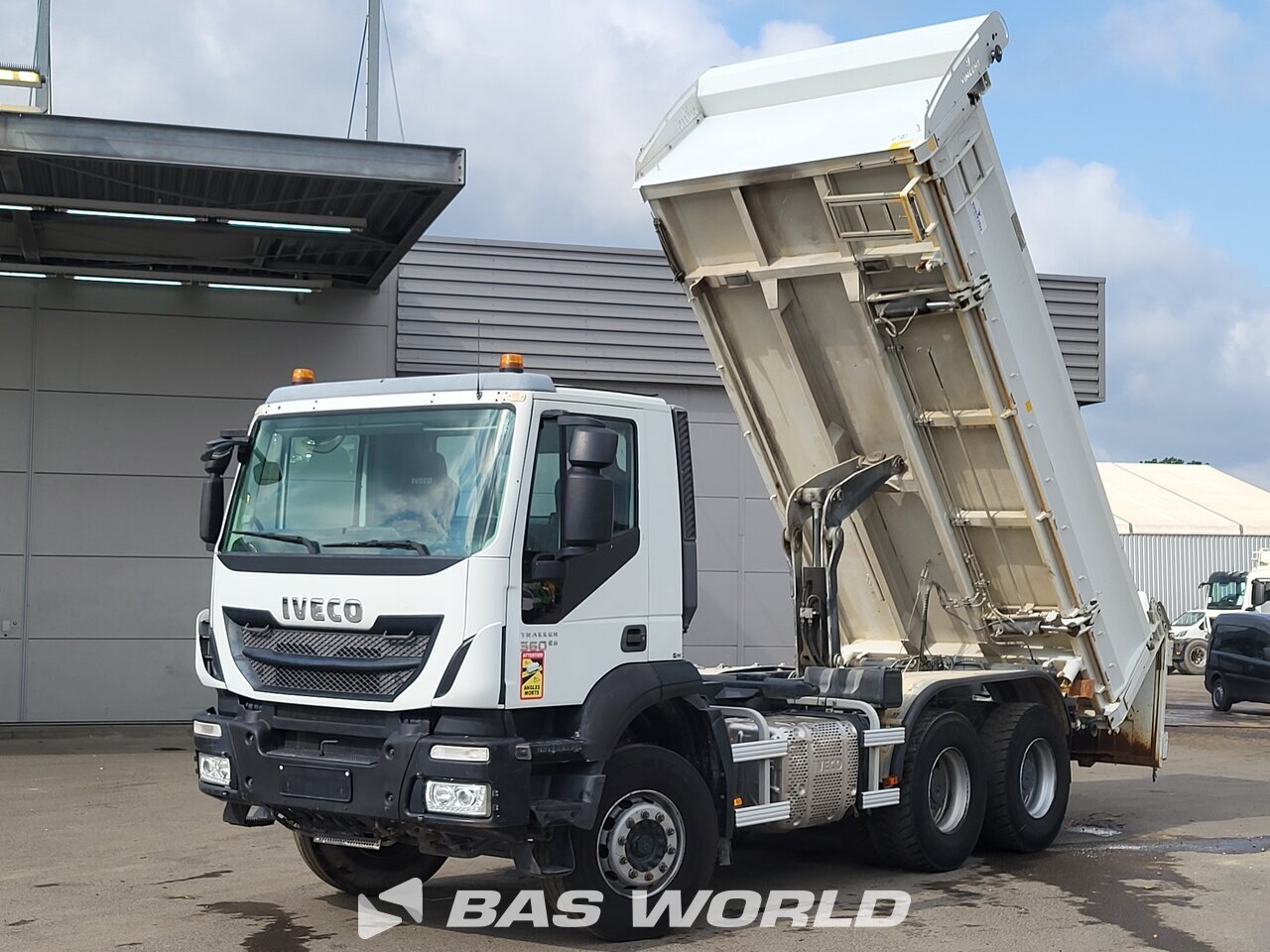 Front left : Iveco Trakker 360 6X4 Vincent Camion Benne