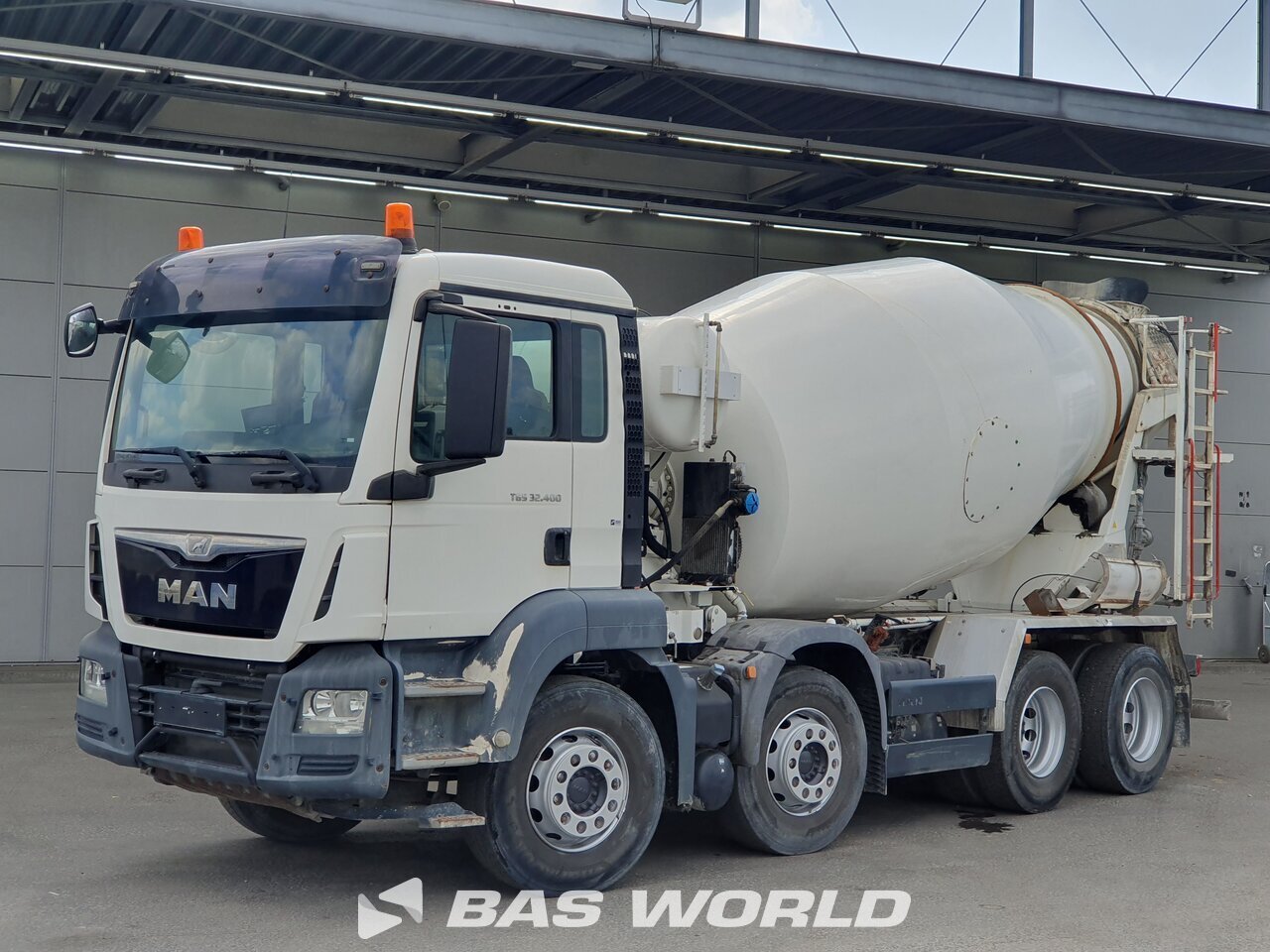 Front left : MAN TGS 32.400 8X4 Intermix Camion malaxeur béton
