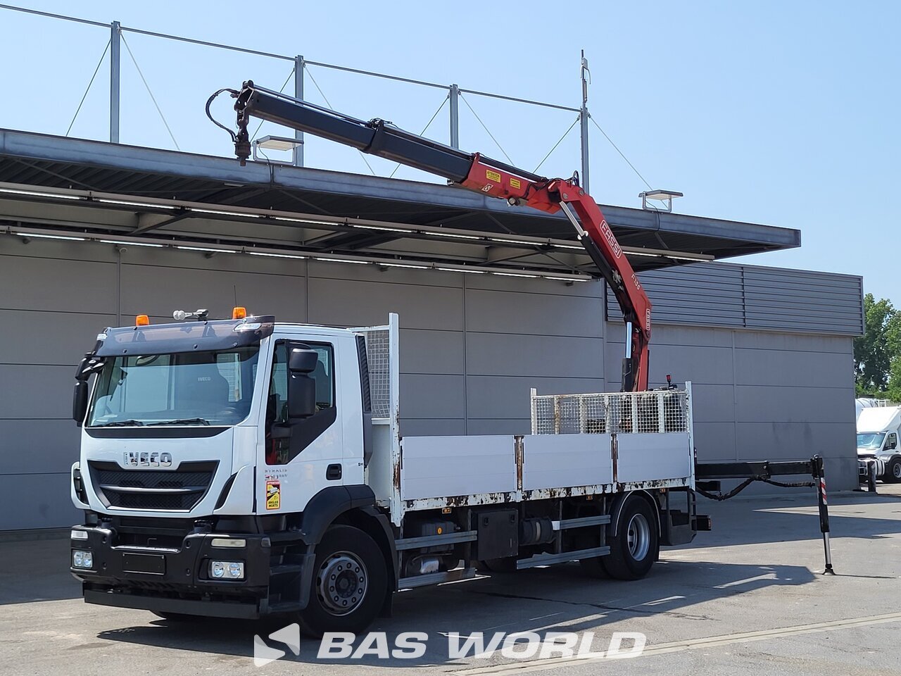 Front left : Iveco Stralis 310 4X2 Camion plateaux