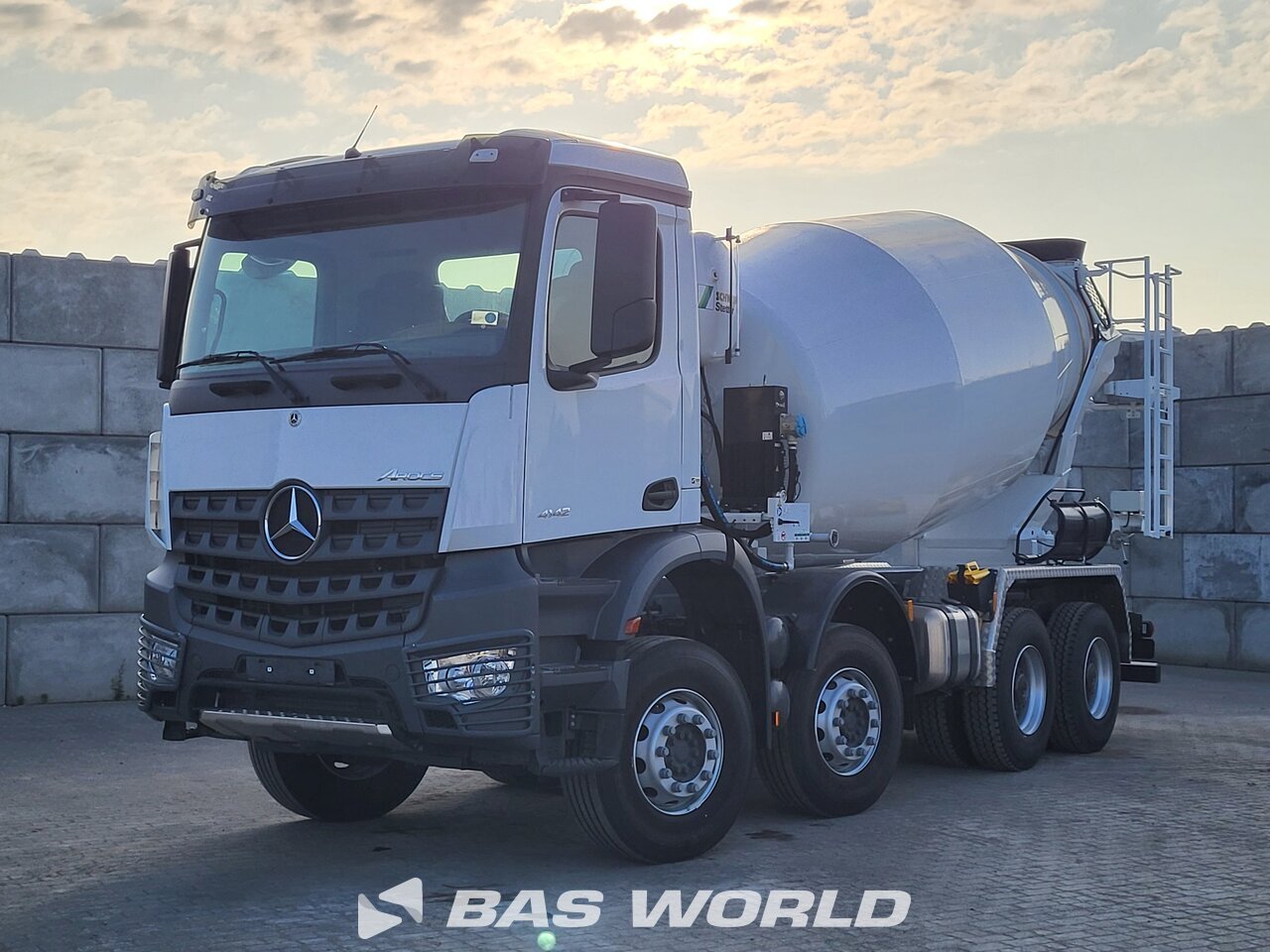 Front left : Mercedes Arocs 4142 8X4 Schwing Stetter AM 10m3 FHC BL Camion malaxeur béton