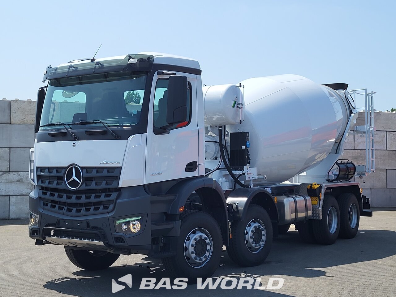 Front left : Mercedes Arocs 4245 8X4 Schwing Stetter AM12FHCBL Camion malaxeur béton