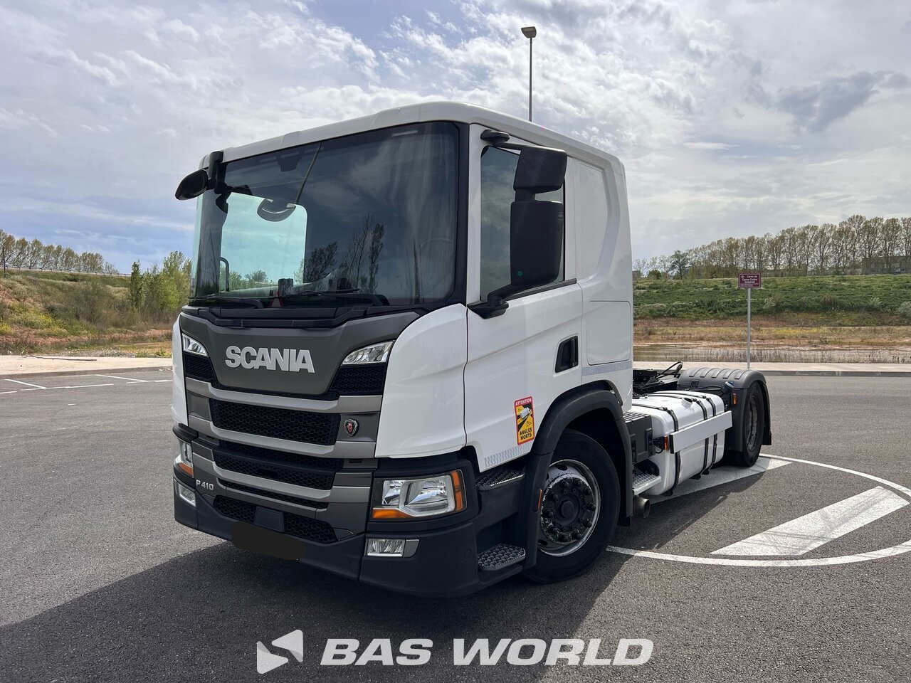Front left : Scania P410 4X2 Tracteur routier