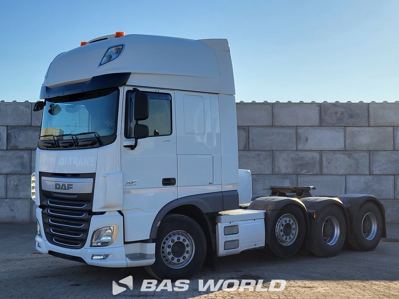 Front left : DAF XF 510 8X4 Tracteur routier