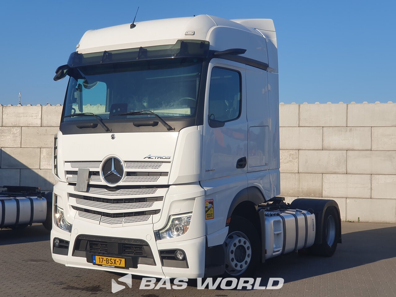 Front left : Mercedes Actros 1845 4X2 Tracteur routier