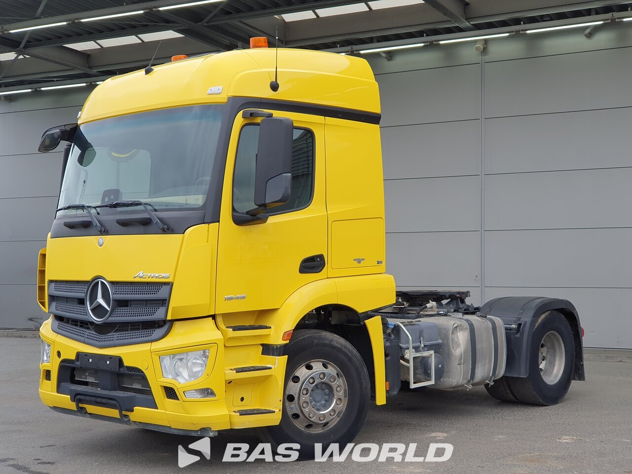 Front left : Mercedes Actros 1846 4X2 Tracteur routier