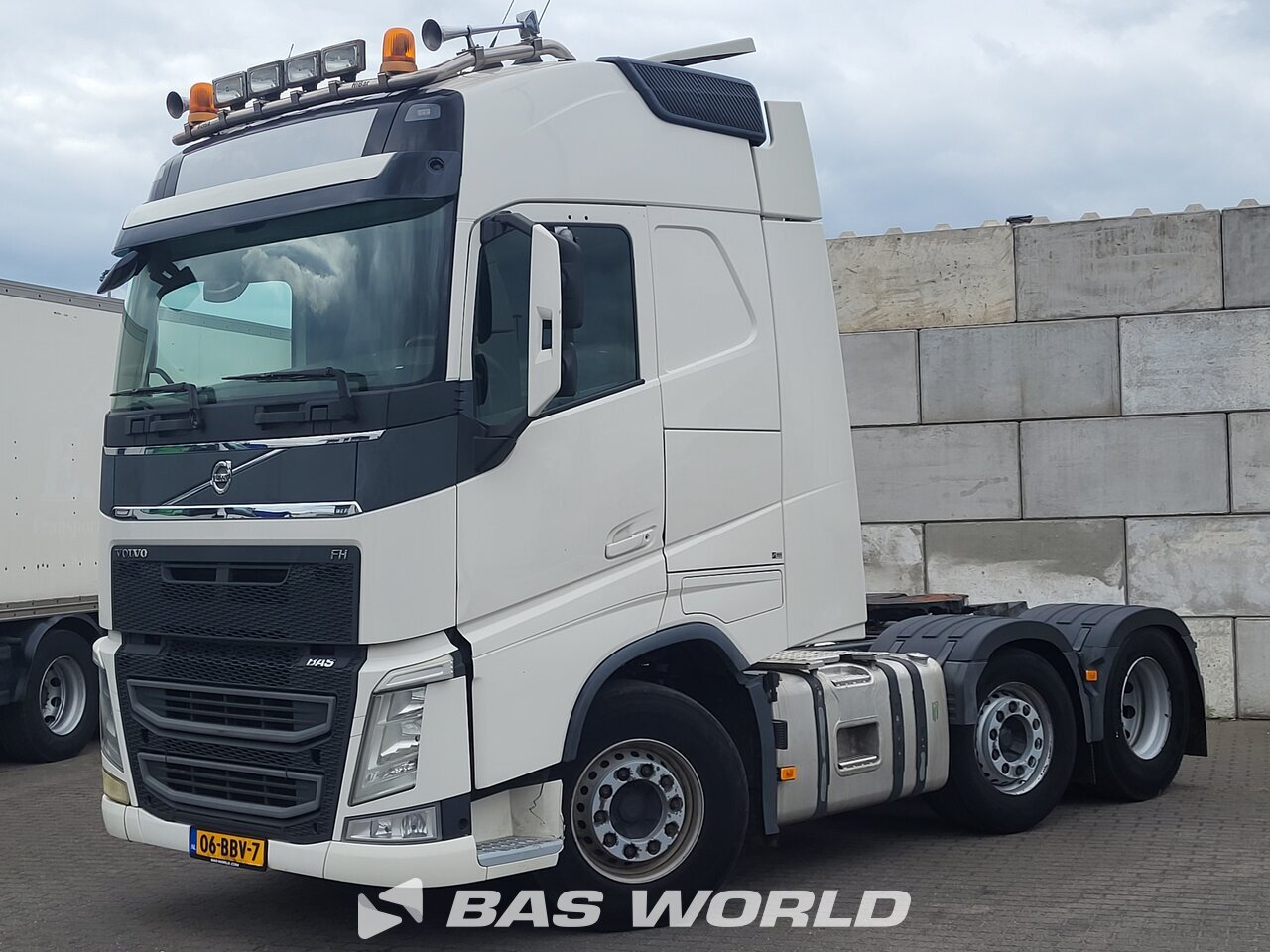Front left : Volvo FH 460 6X2 Tracteur routier