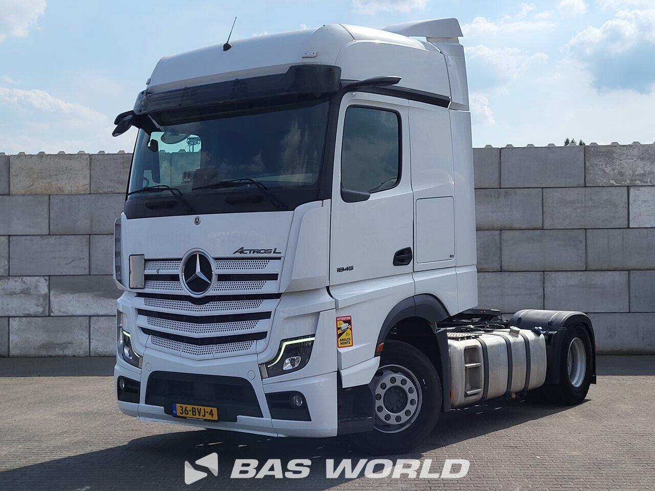 Front left : Mercedes Actros L 1845 4X2 Tracteur routier