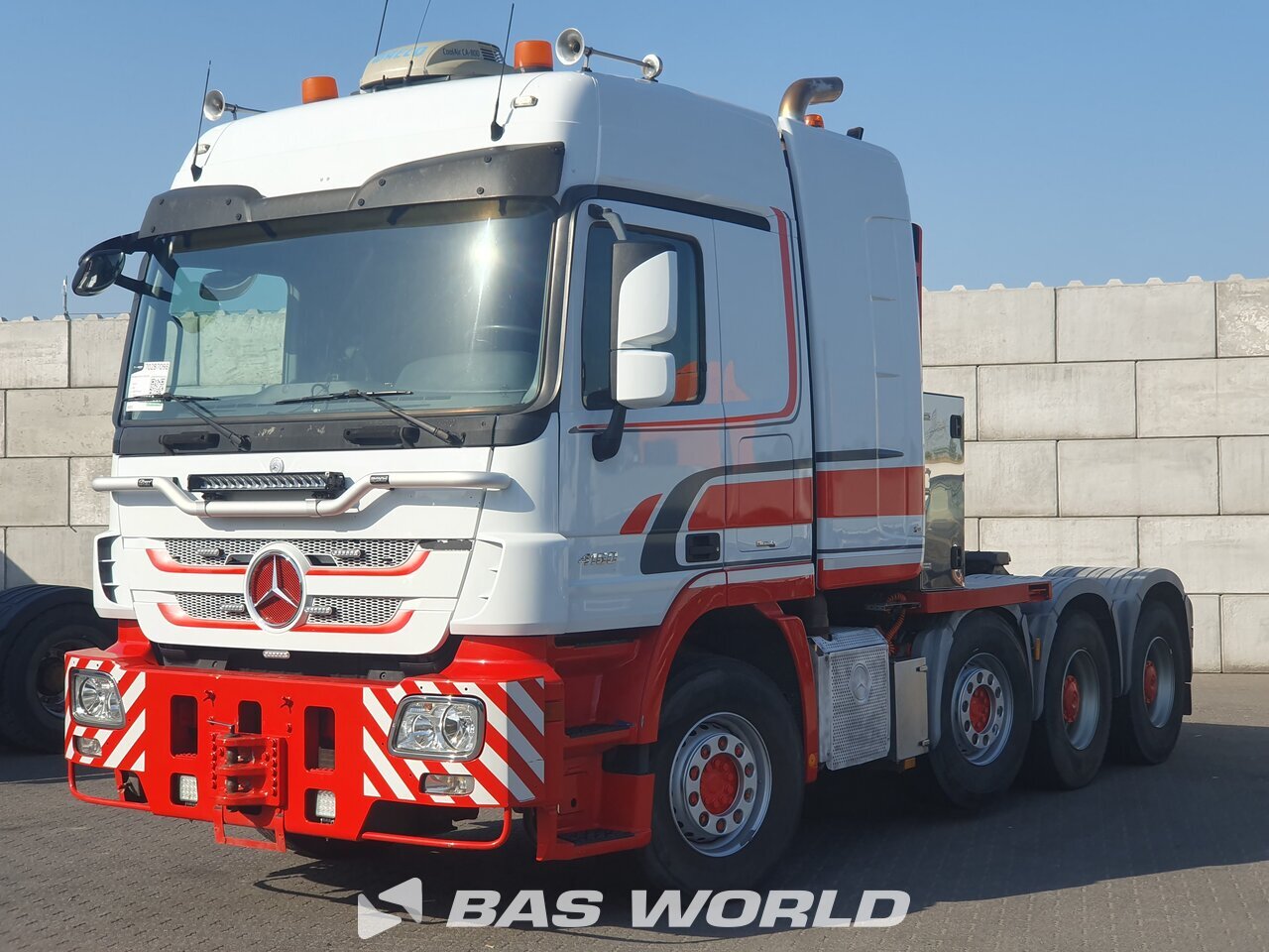 Front left : Mercedes Actros 4160 8X4 Tracteur routier