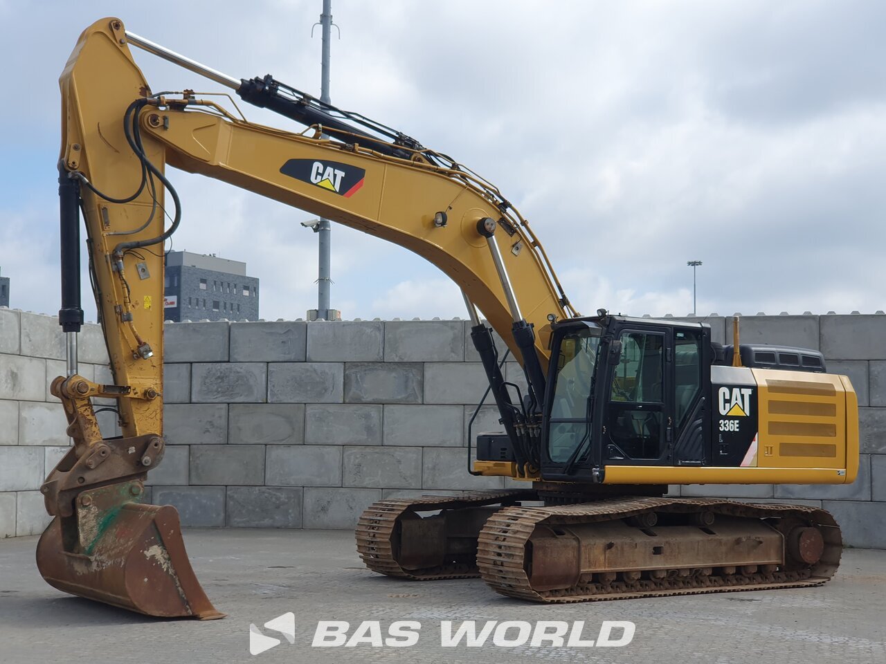 Front left : Caterpillar 336 E L Pelle sur chenilles