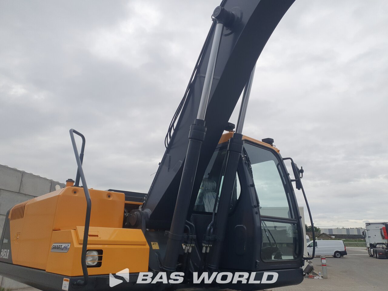 Other : Hyundai R245 LR Pelle sur chenilles