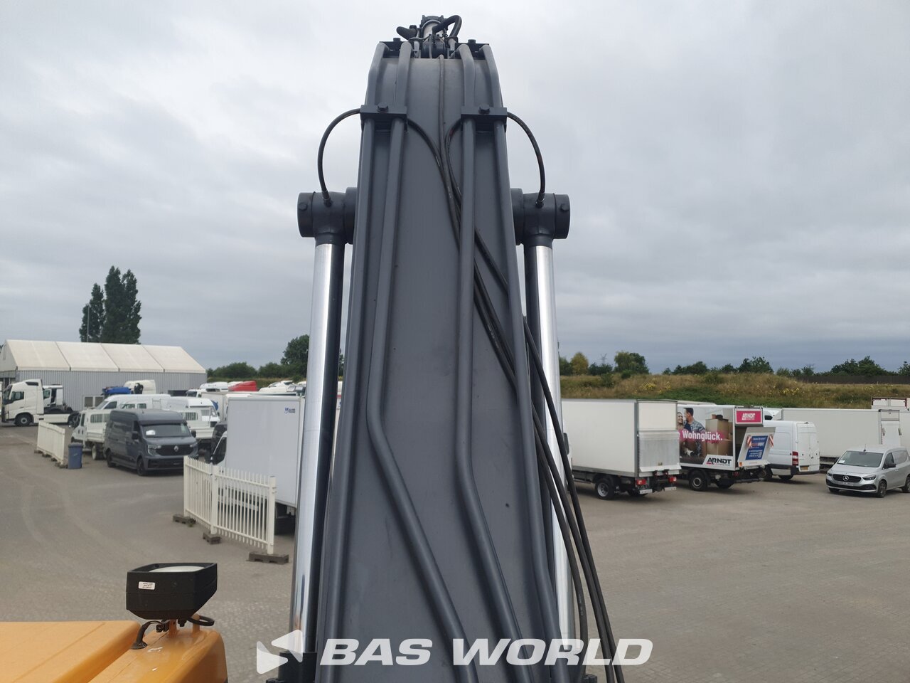 Other : Hyundai R245 LR Pelle sur chenilles