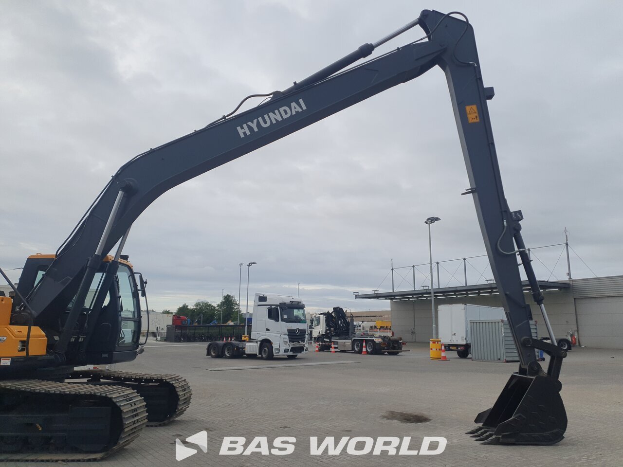 Other : Hyundai R245 LR Pelle sur chenilles