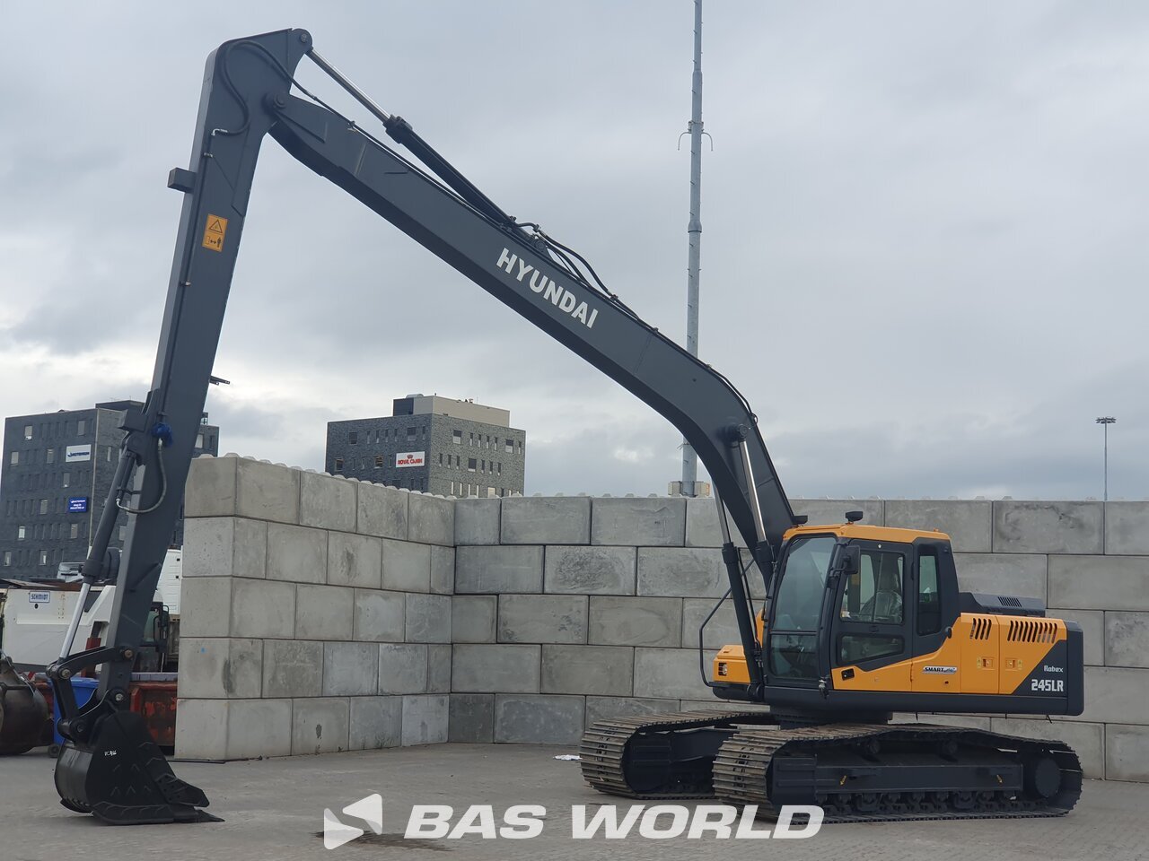 Front left : Hyundai R245 LR Pelle sur chenilles