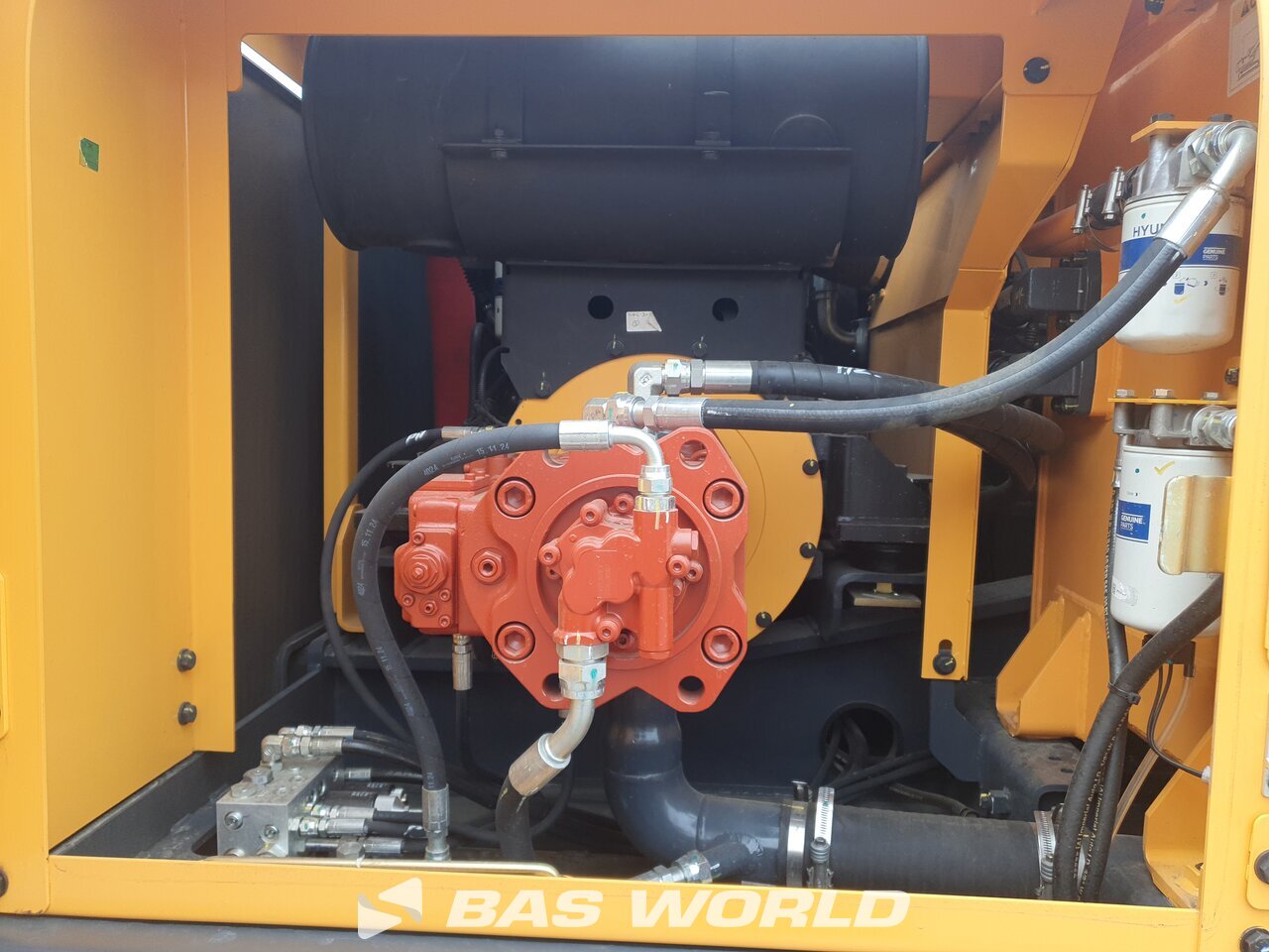 Other : Hyundai R245 LR Pelle sur chenilles