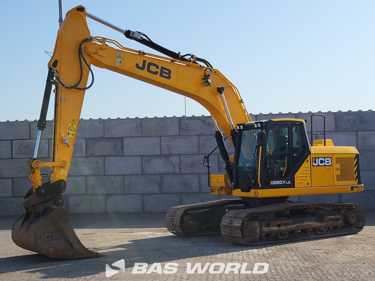 Front left : JCB 220 XL 4F Pelle sur chenilles