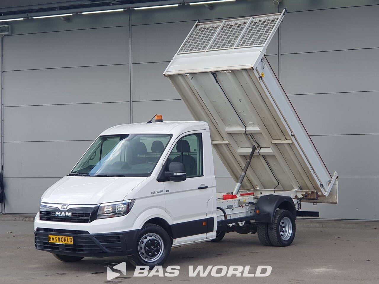 Front left : MAN TGE 3.180 Benne