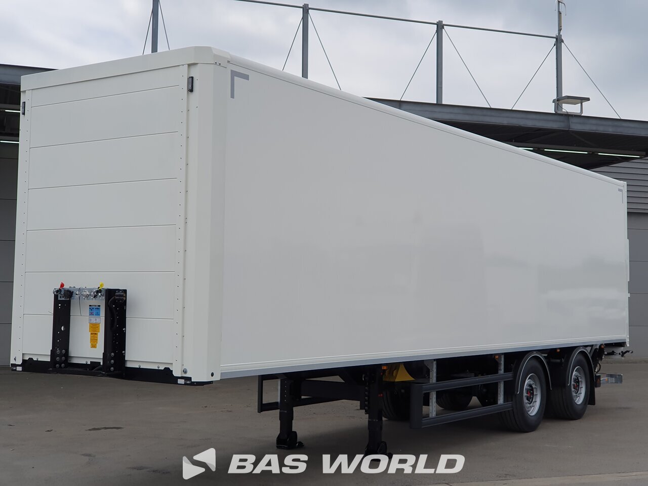 Front left : System Trailers Semi-remorque fourgons