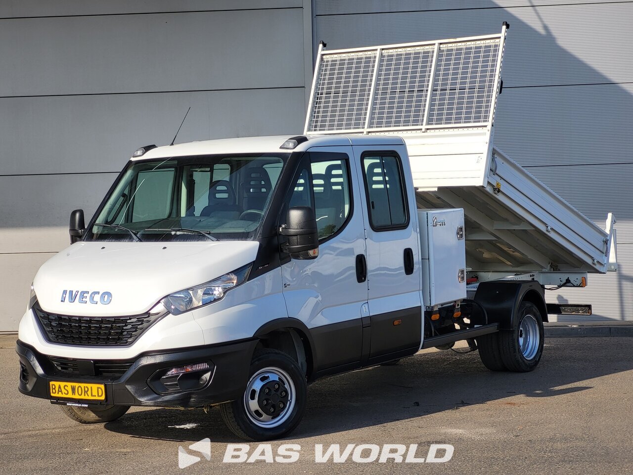 Front left : Iveco Daily 35C16 Benne