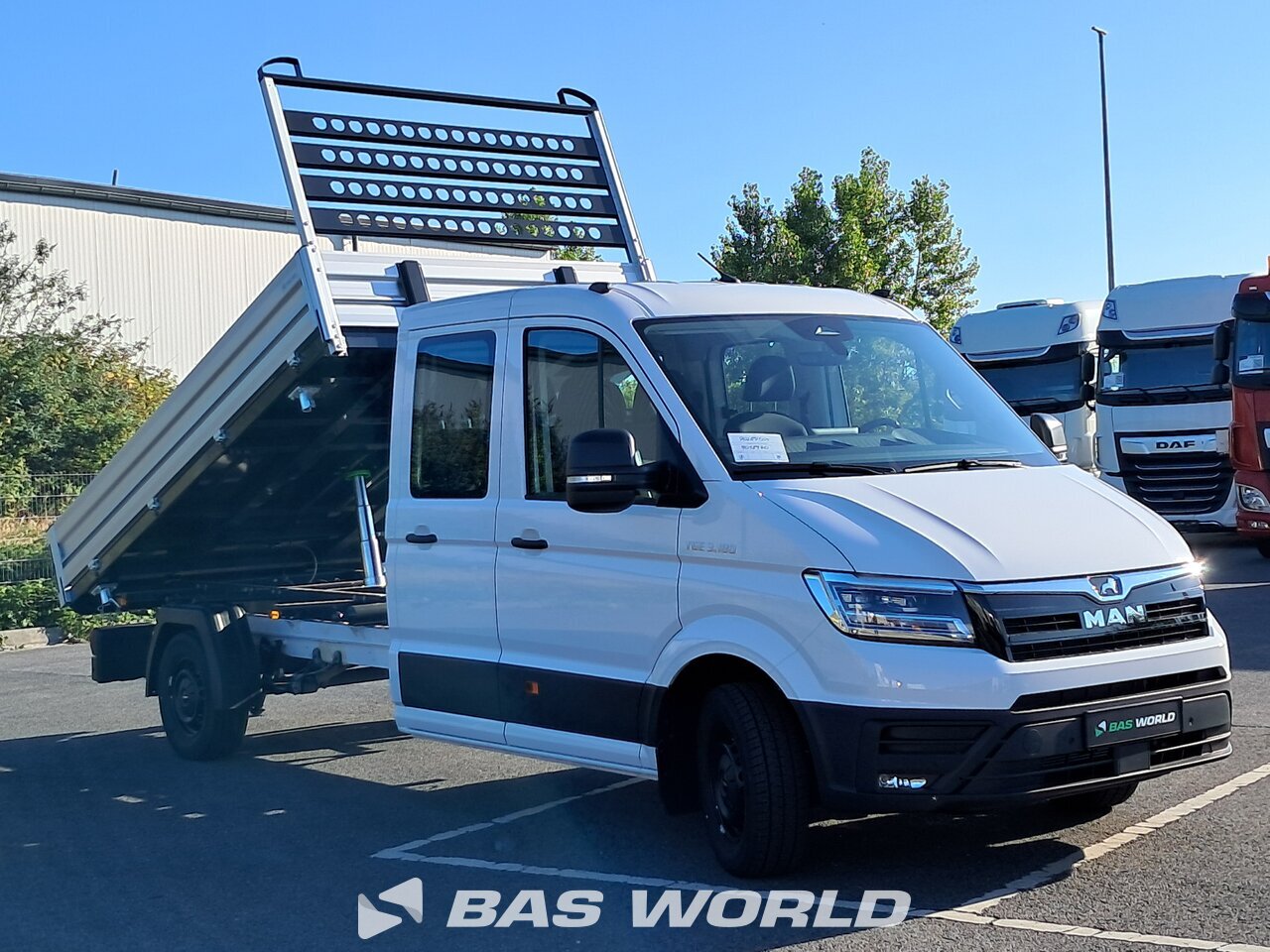 Front right : MAN TGE 3.180 Benne