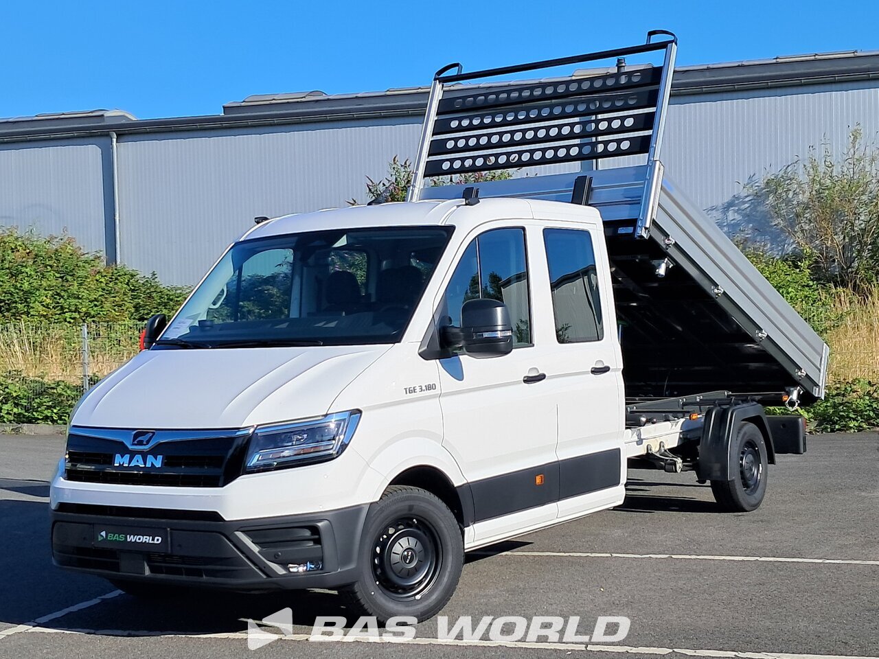 Front left : MAN TGE 3.180 Benne