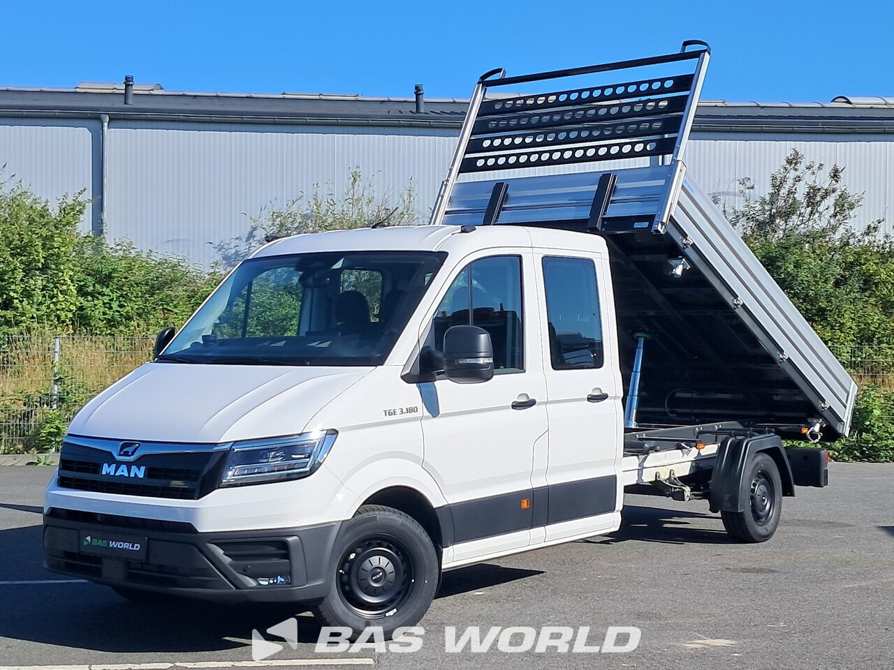 Front left : MAN TGE 3.180 Benne