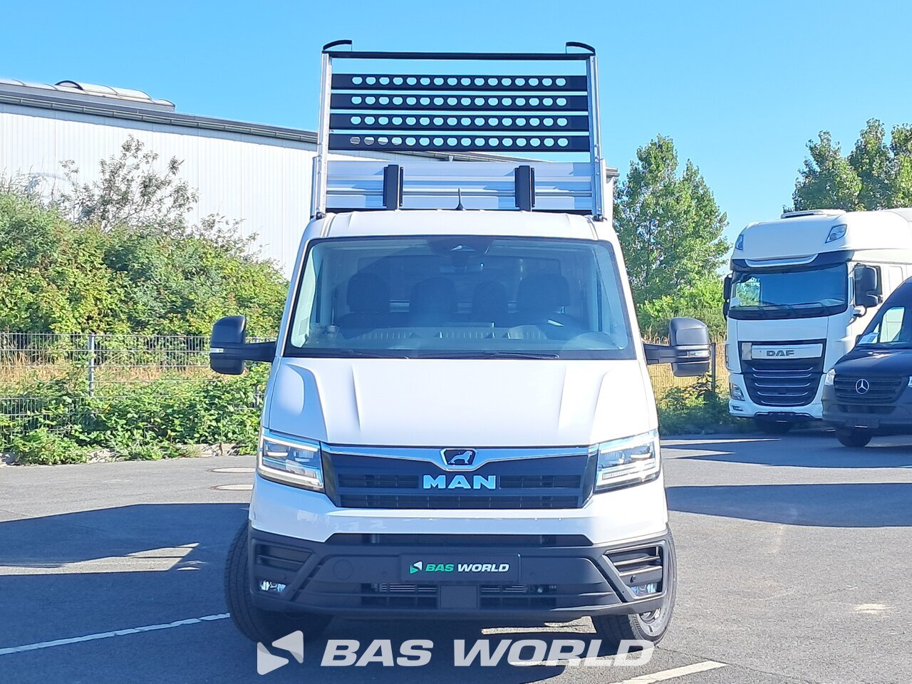 Front : MAN TGE 3.180 Benne