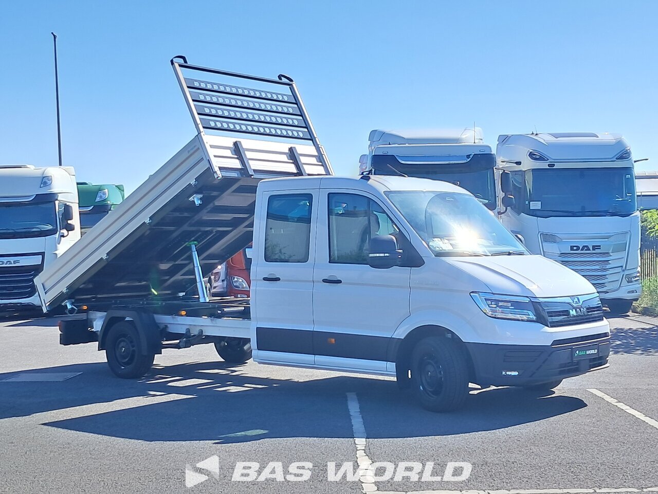 Front right : MAN TGE 3.180 Benne
