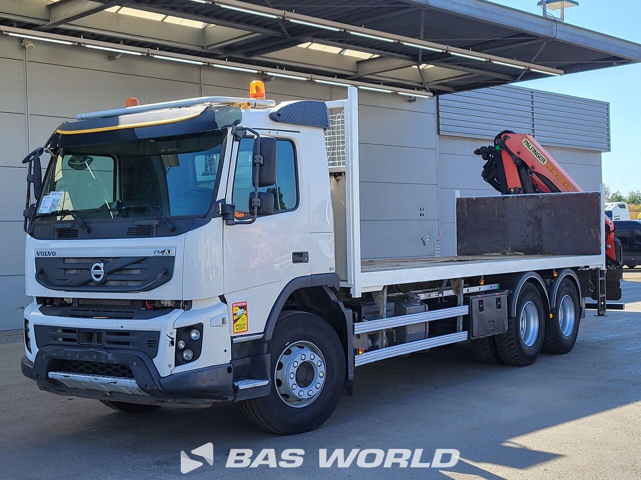 Front left : Volvo FMX 370 6X4 Camion plateaux