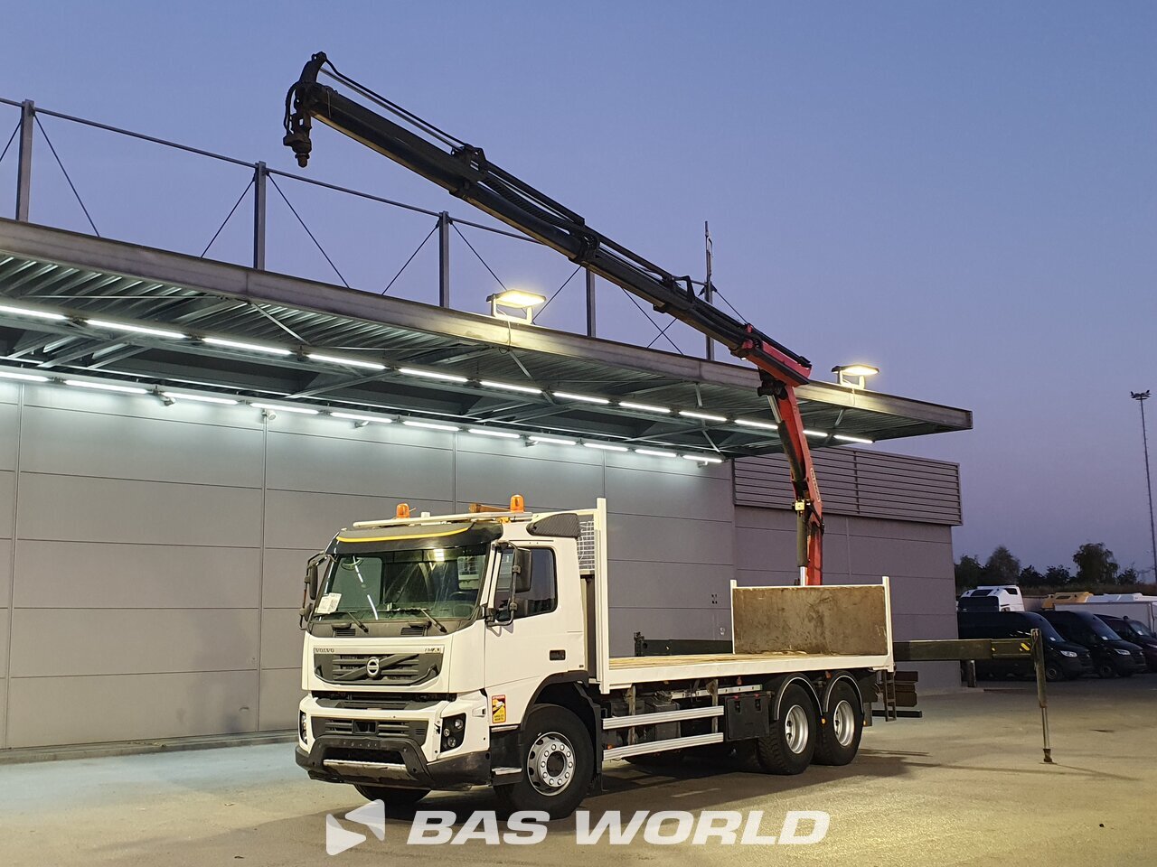 Front left : Volvo FMX 370 6X4 Camion plateaux