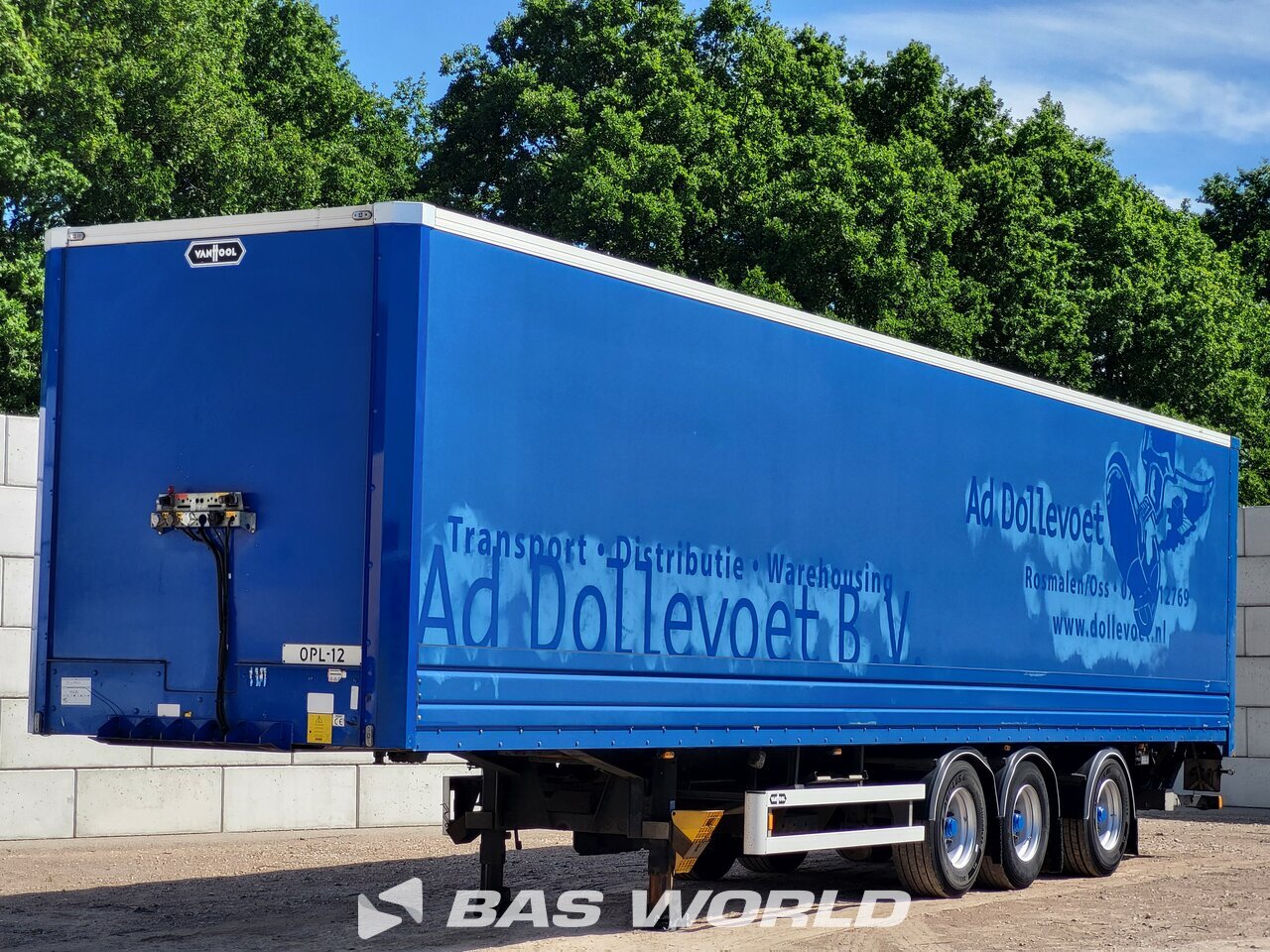 Front left : Van Hool Semi-remorque fourgons
