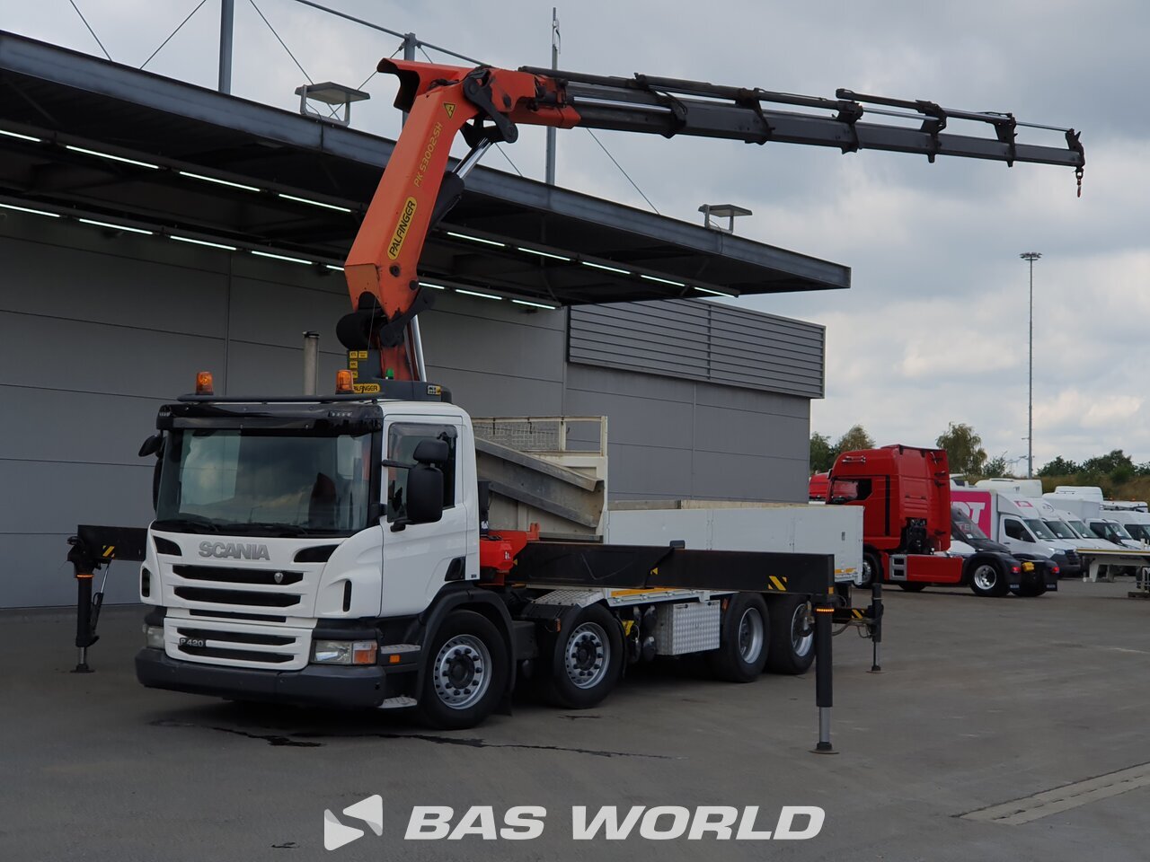 Front left : Scania P420 8X4 Camion plateaux