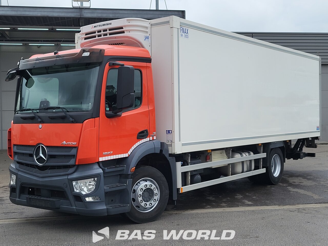 Front left : Mercedes Antos 1827 4X2 Küfa Type: SLFVS Camion frigorifique