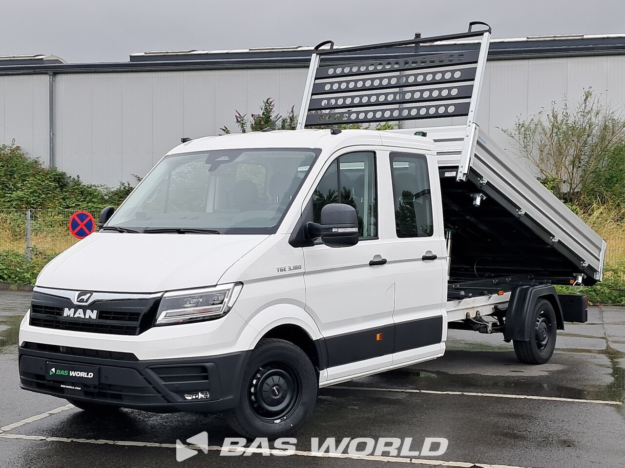 Front left : MAN TGE 3.180 Benne